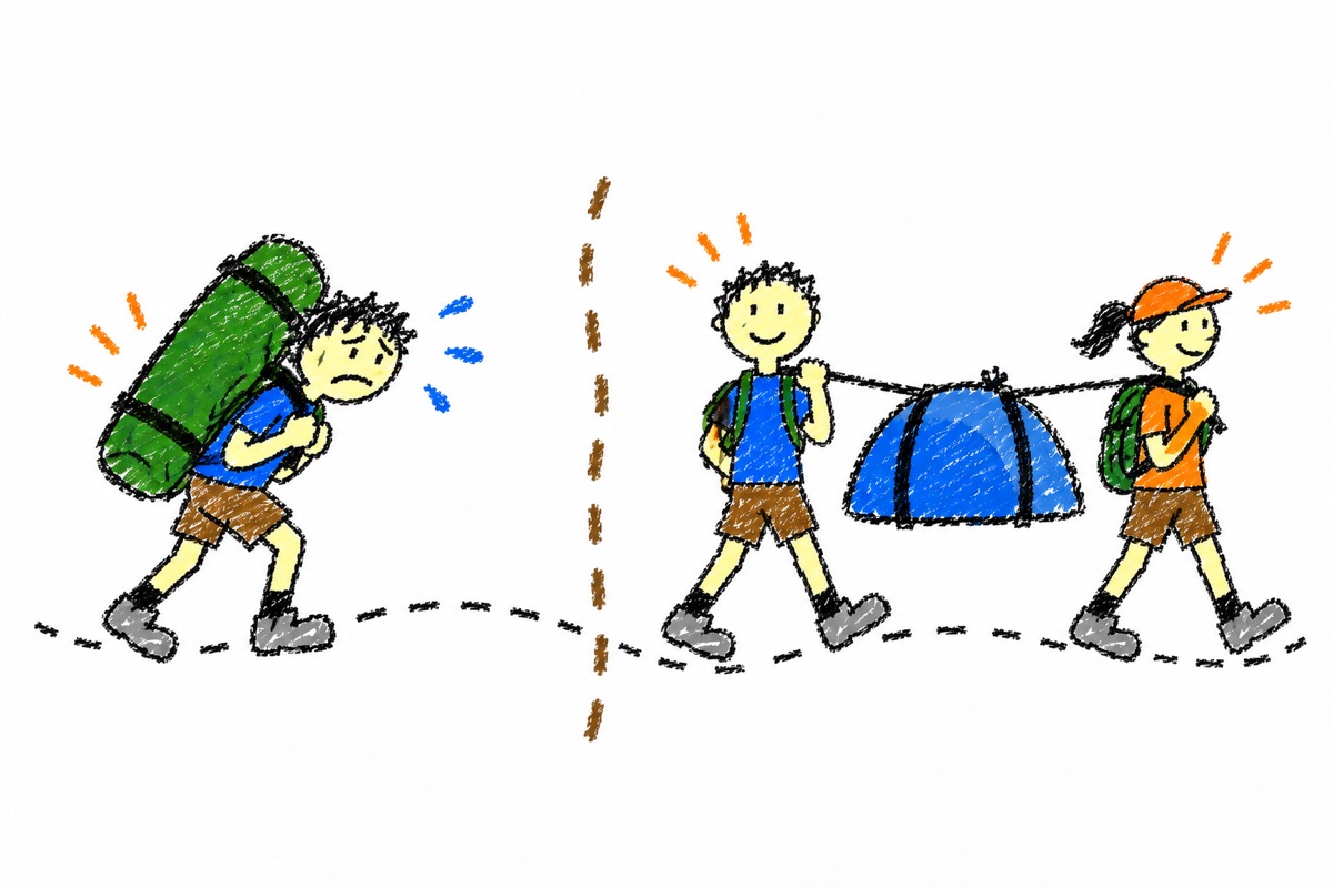 一人でテント一式を背負う登山者と、二人で一つのテントを分担する登山者のゆるいクレヨン風イラスト